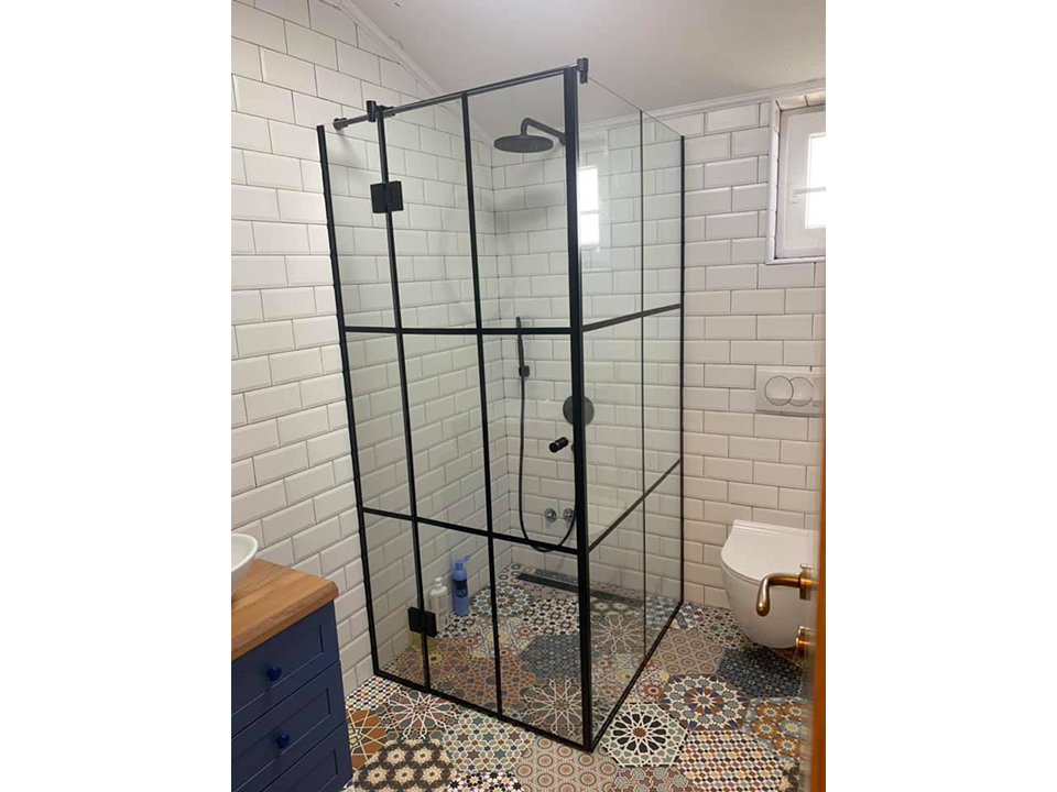 Bathroom glass partitions