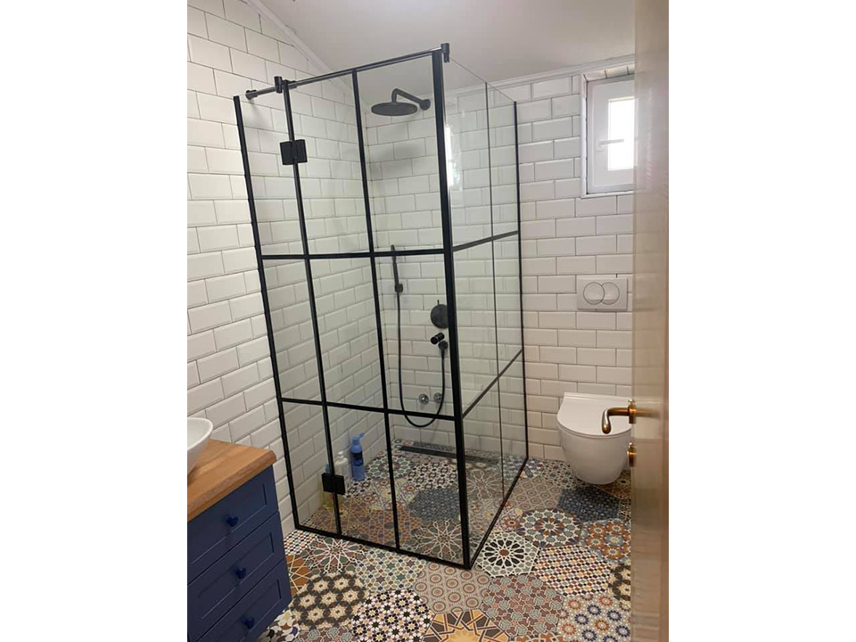 Bathroom glass partitions